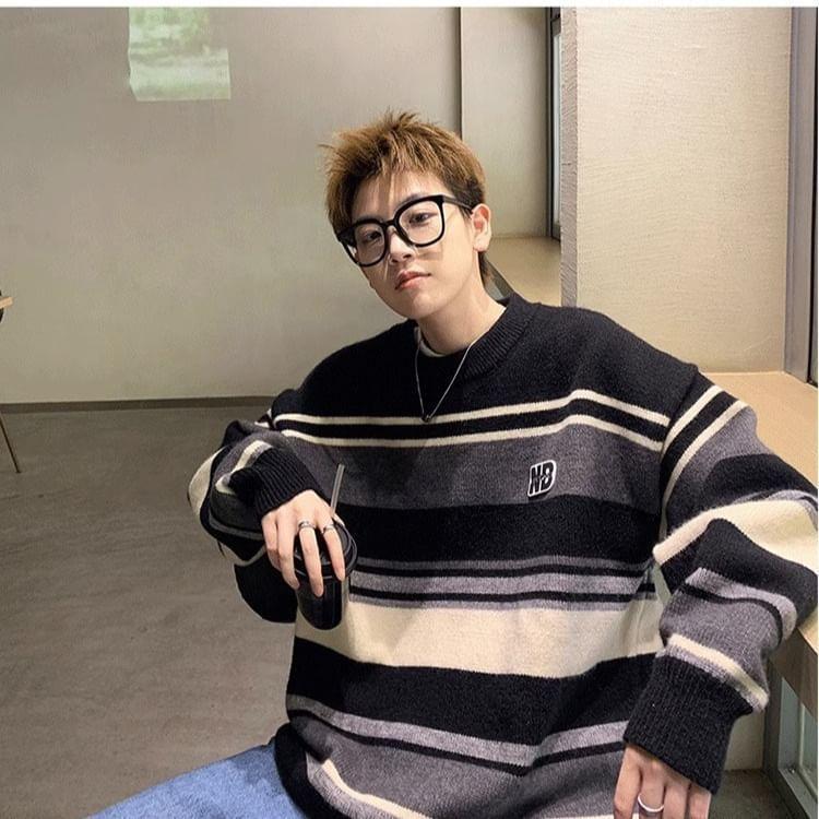 Round Neck Color Block Applique Sweater Product Image