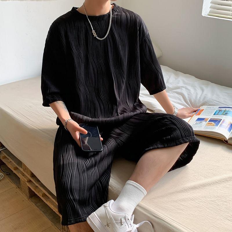Set: Elbow-Sleeve Round Neck Plain Oversized T-Shirt + Mid Rise Plain Shorts Product Image