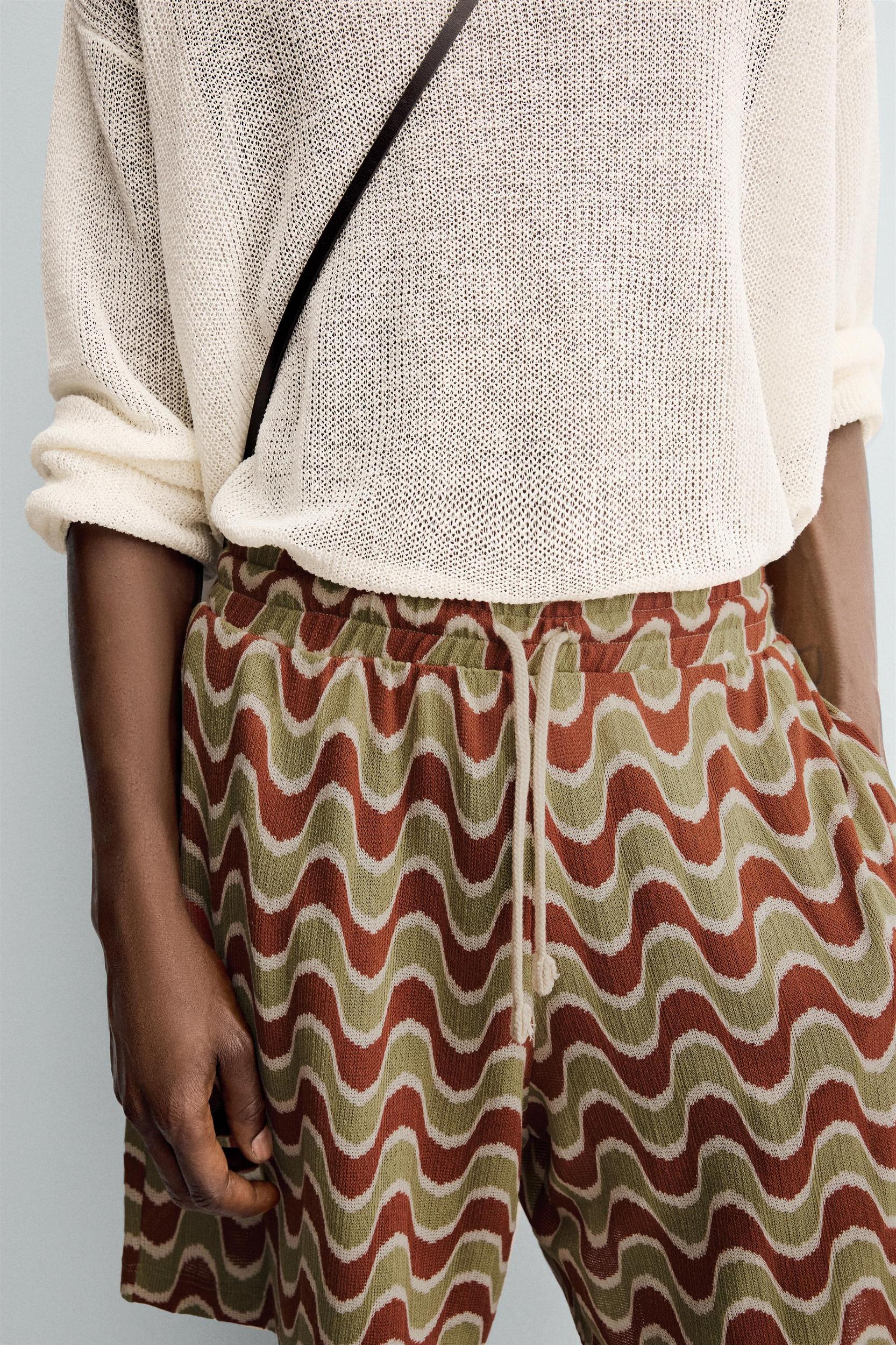 GEOMETRIC JACQUARD SHORTS Product Image