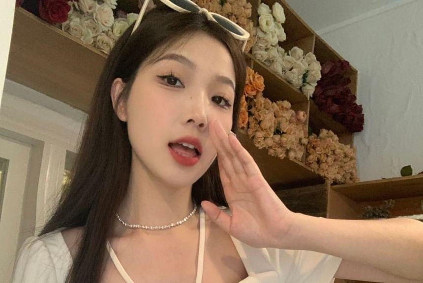 Short-Sleeve Square Neck Plain Bow T-Shirt Product Image