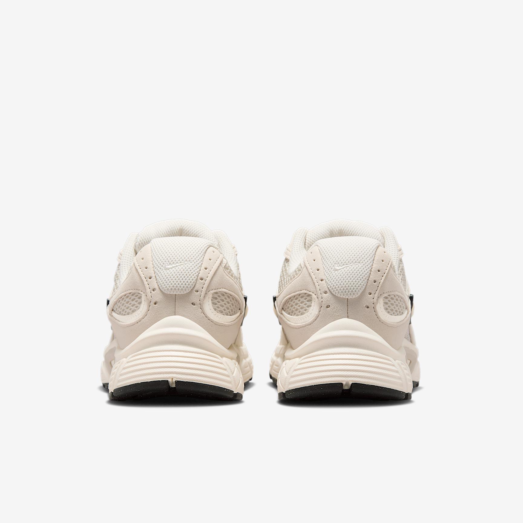 Nike Women's V5 RNR Shoes Product Image