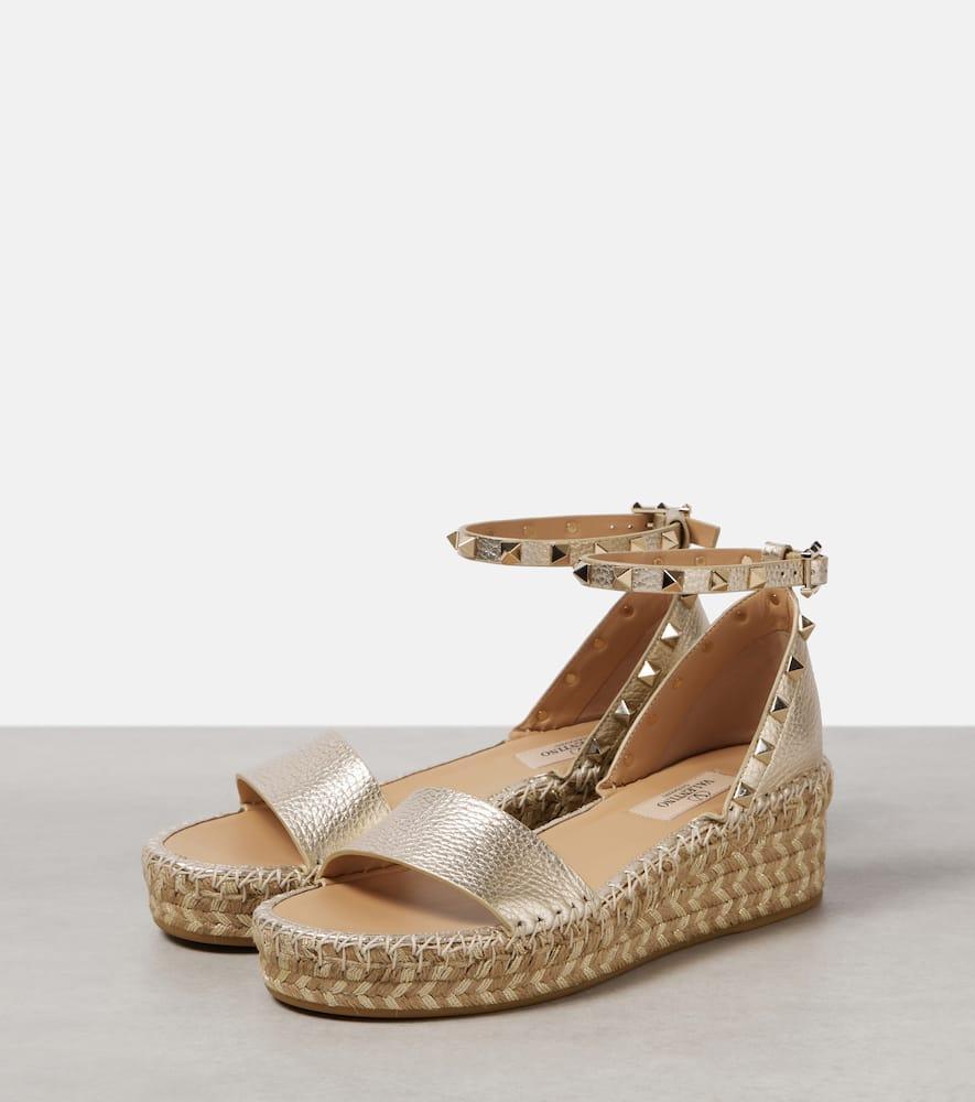 VALENTINO GARAVANI Valentino Rockstud 55 Grainy Leather Platform Sandal In Gold Product Image