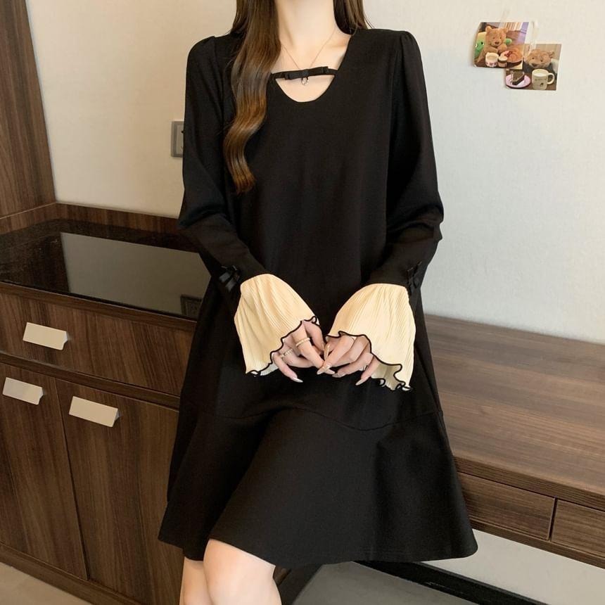Long-Sleeve Scoop Neck Two Tone Bow Accent Flared Cuff Tunic Dress Product Image