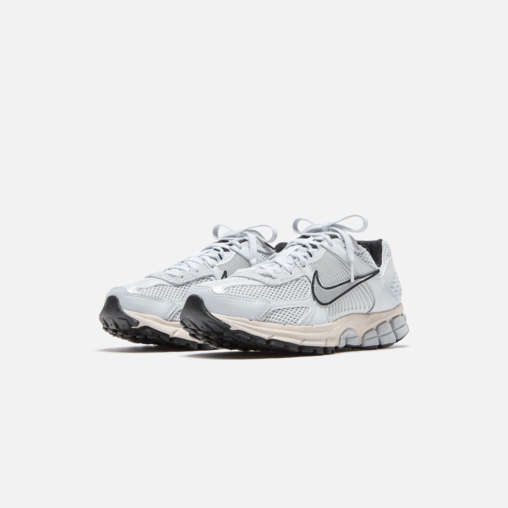 Nike WMNS Zoom Vomero 5 - Pure Platinum / Light Orewood Brown / Wolf Grey / Chrome Female Product Image