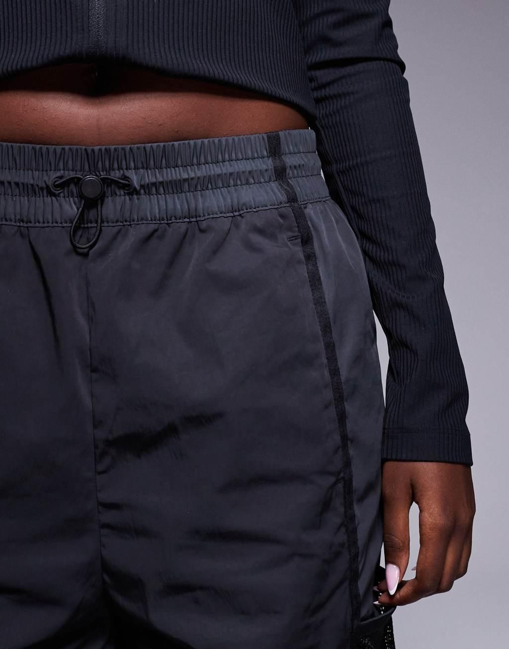 The North Face 2000 Mountain LT Wind track pants in black Product Image