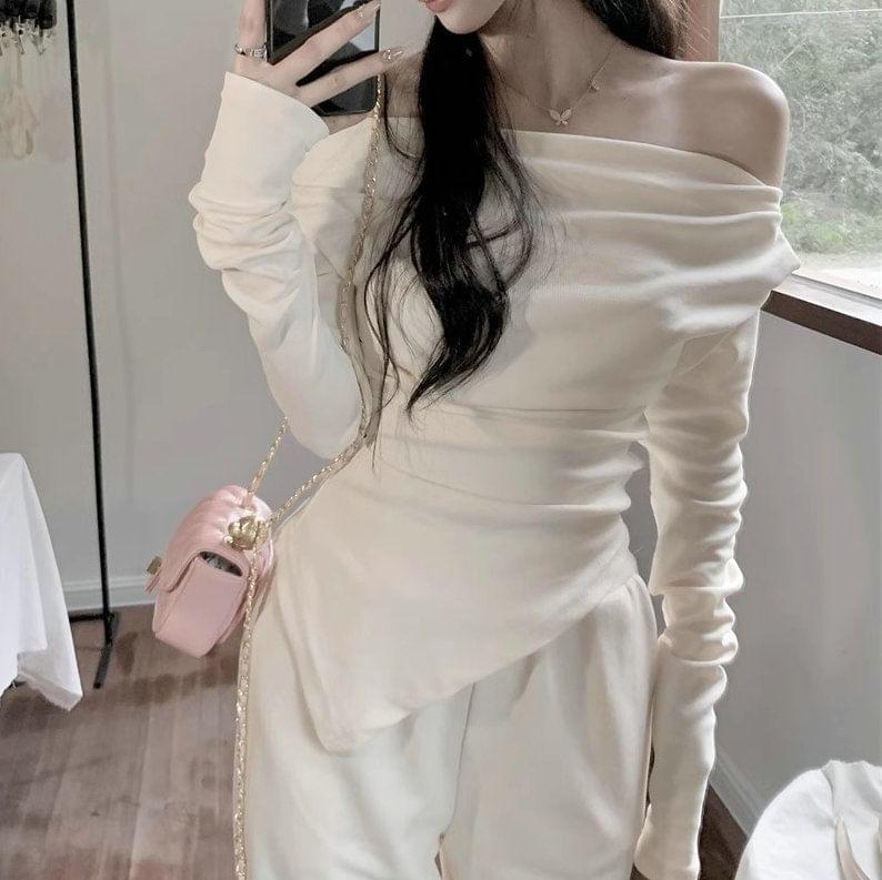 Long-Sleeve Off-Shoulder Plain Asymmetrical Ruched Slim Fit Tee Product Image