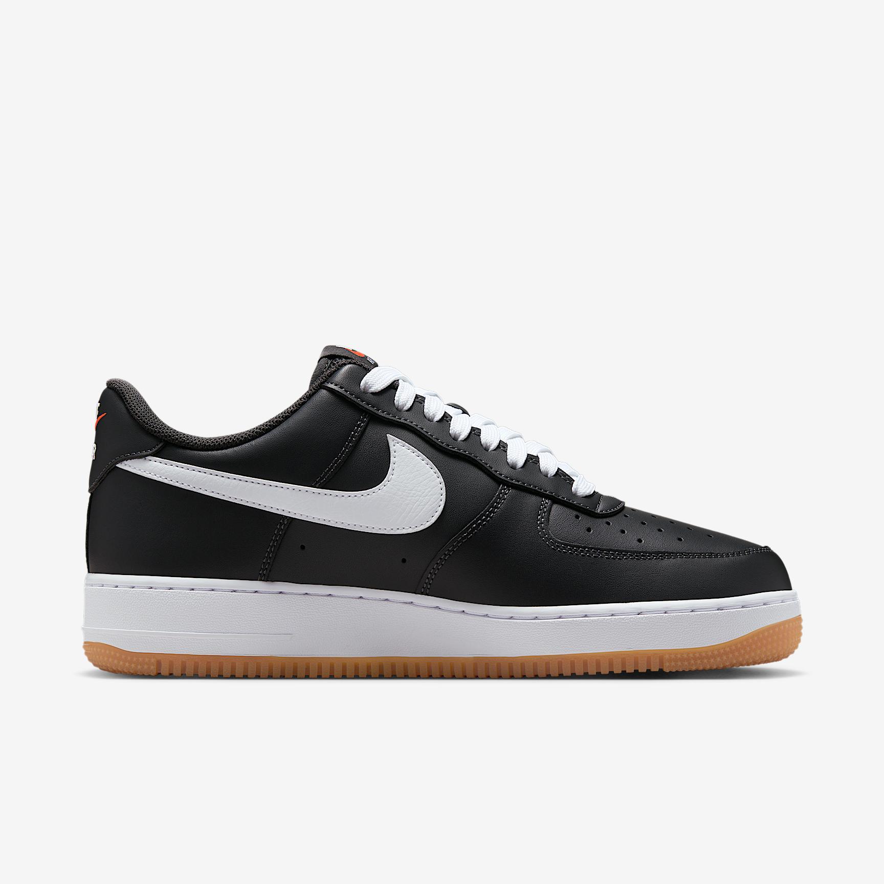 Nike Men's Air Force 1 '07 LV Shoes Product Image