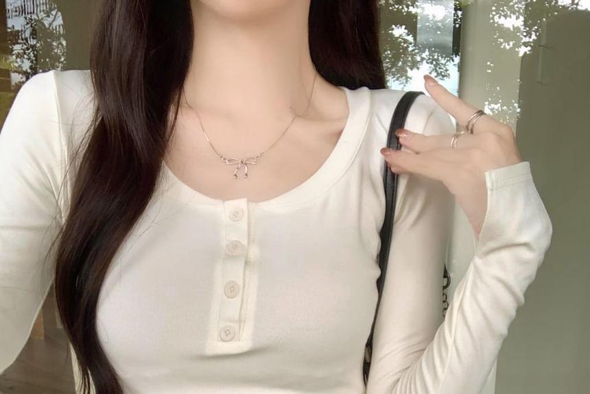 Long-Sleeve Scoop Neck Plain Ruched Slim Fit Crop T-Shirt Product Image