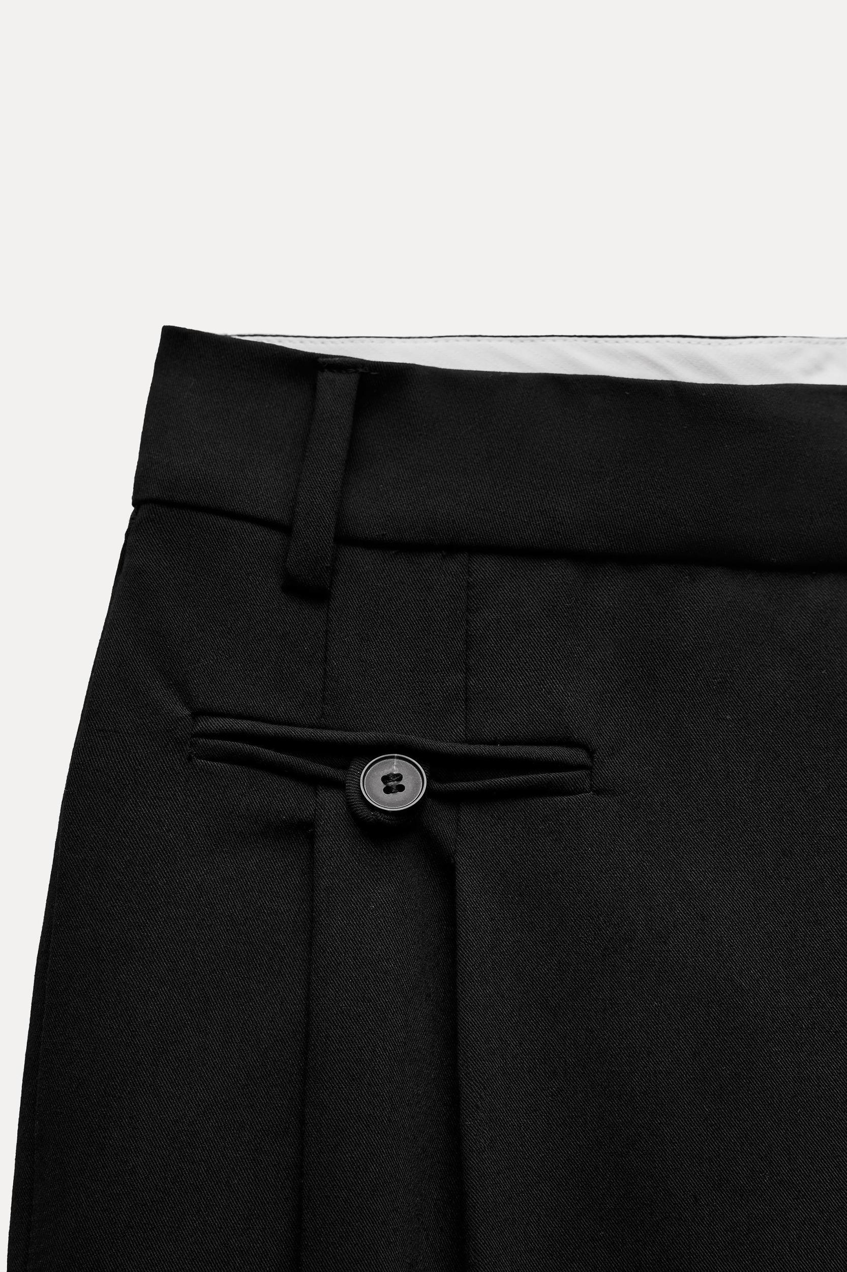 PLEATED PANTS WITH POCKETS Product Image