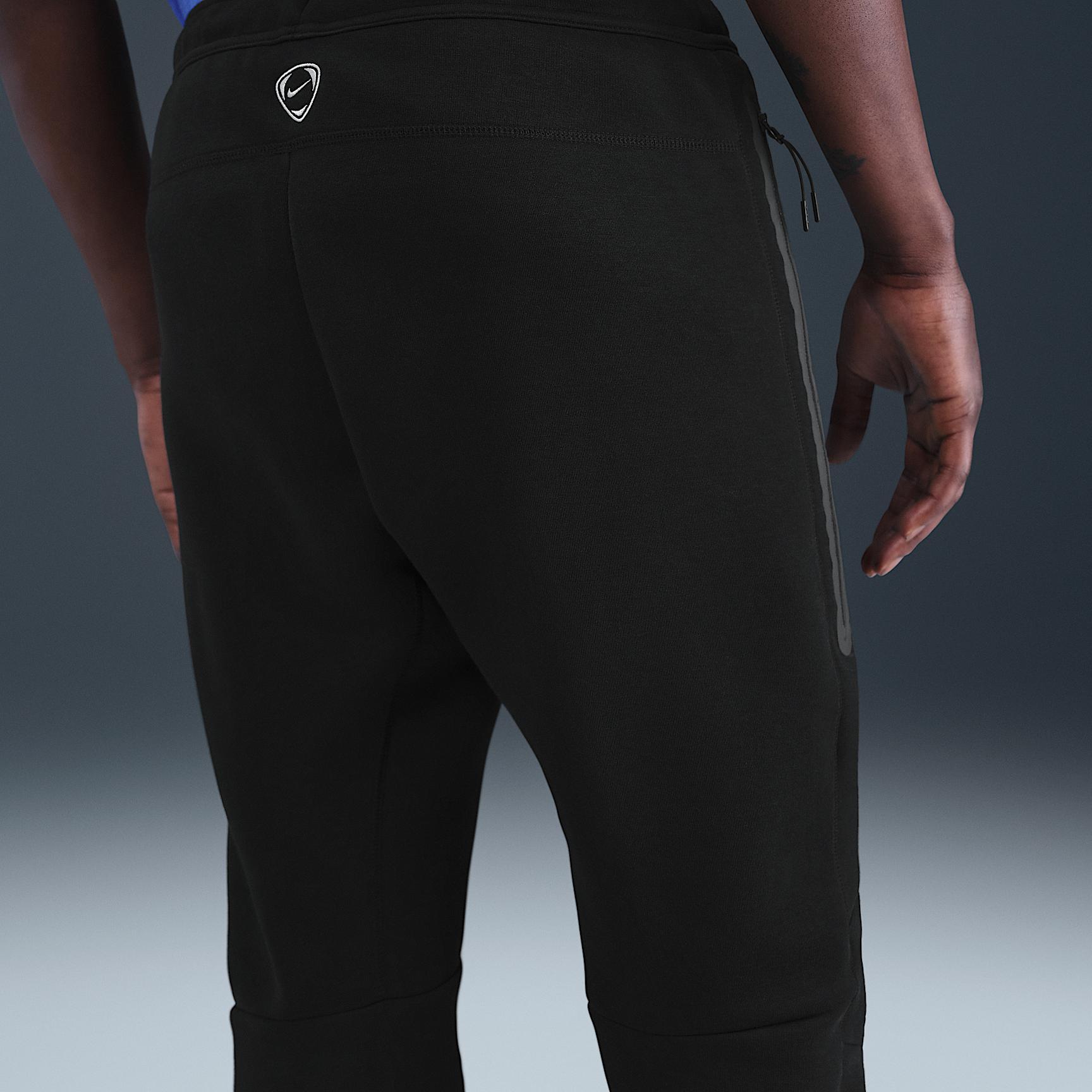 Chelsea FC Tech Men's Nike Total 90 Soccer Fleece Joggers Product Image