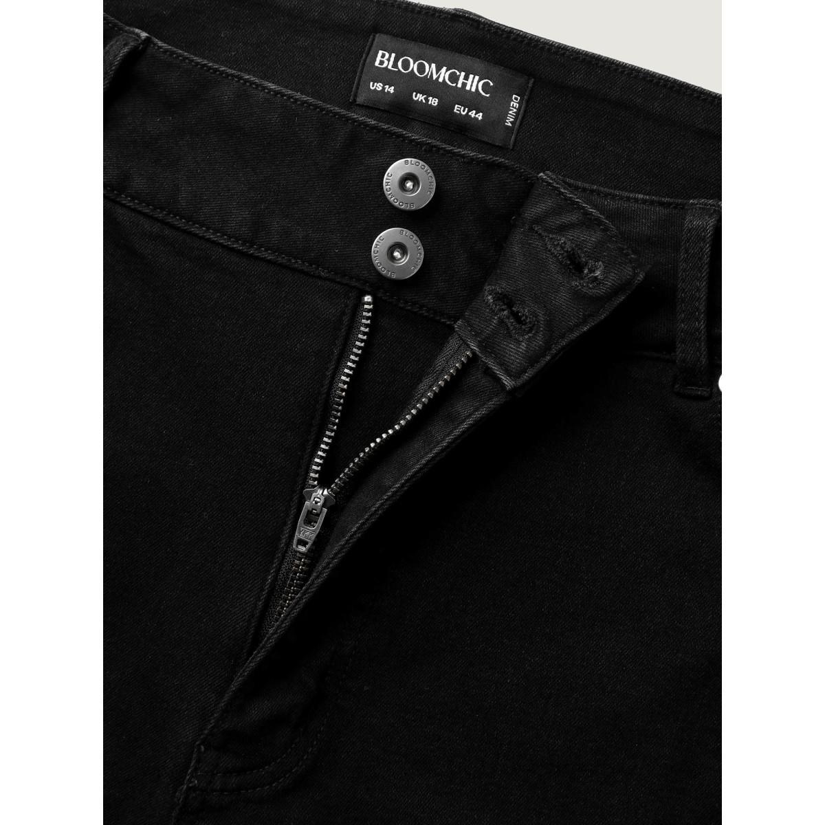 Plus Size Classic Skinny-Fit Denim Shorts Women Denimblack Medium stretch Everyday-Casual Slanted pocket Denim Shorts BloomChic 28/5X Product Image