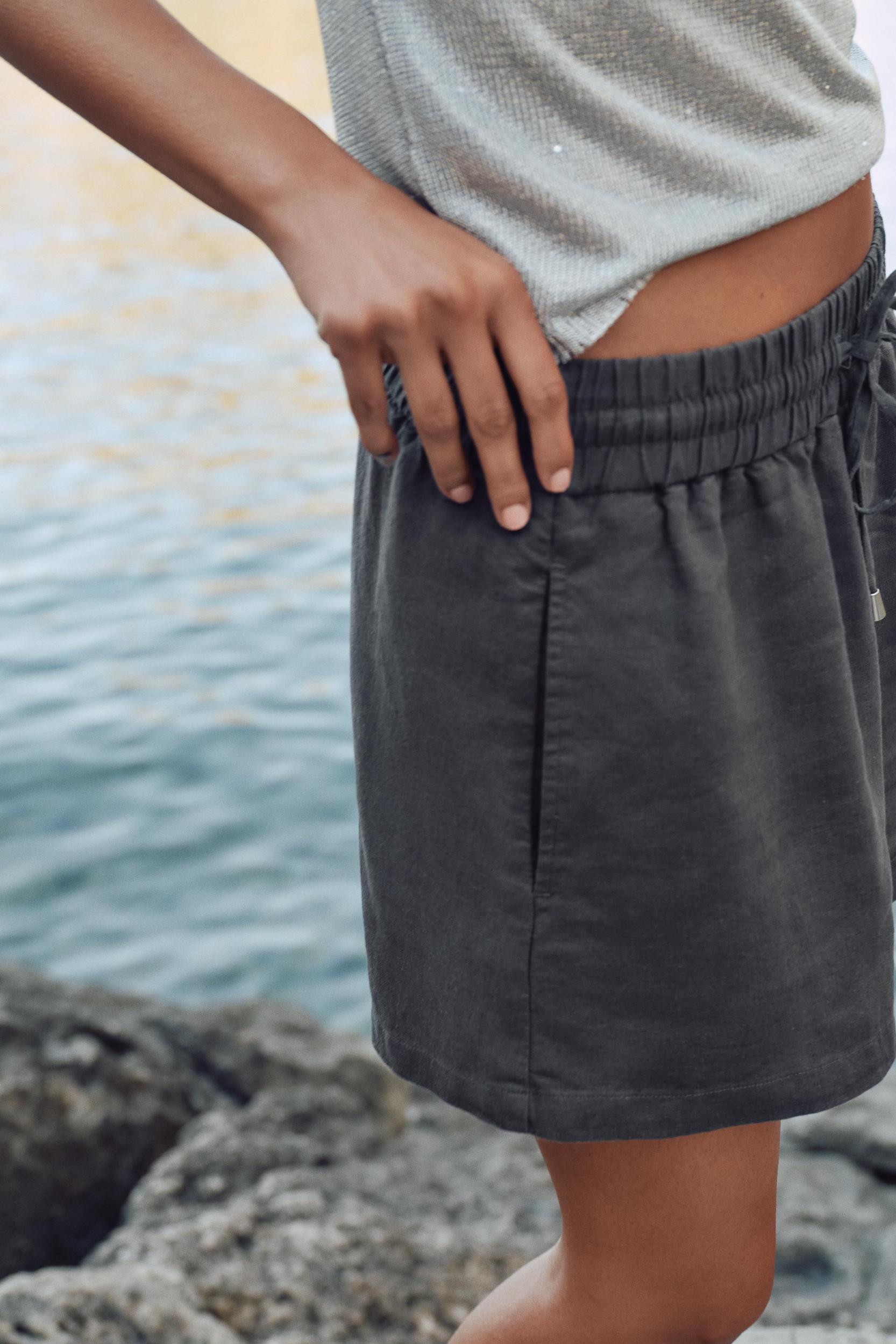 LINEN BLEND SHORTS Product Image