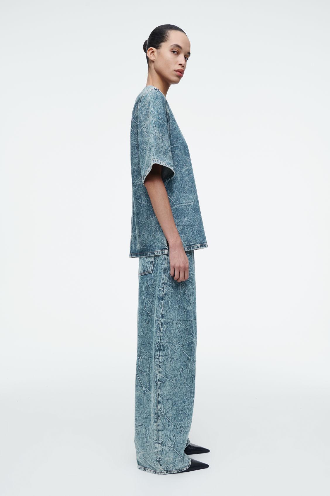SHORT-SLEEVED WASHED-DENIM TOP Product Image