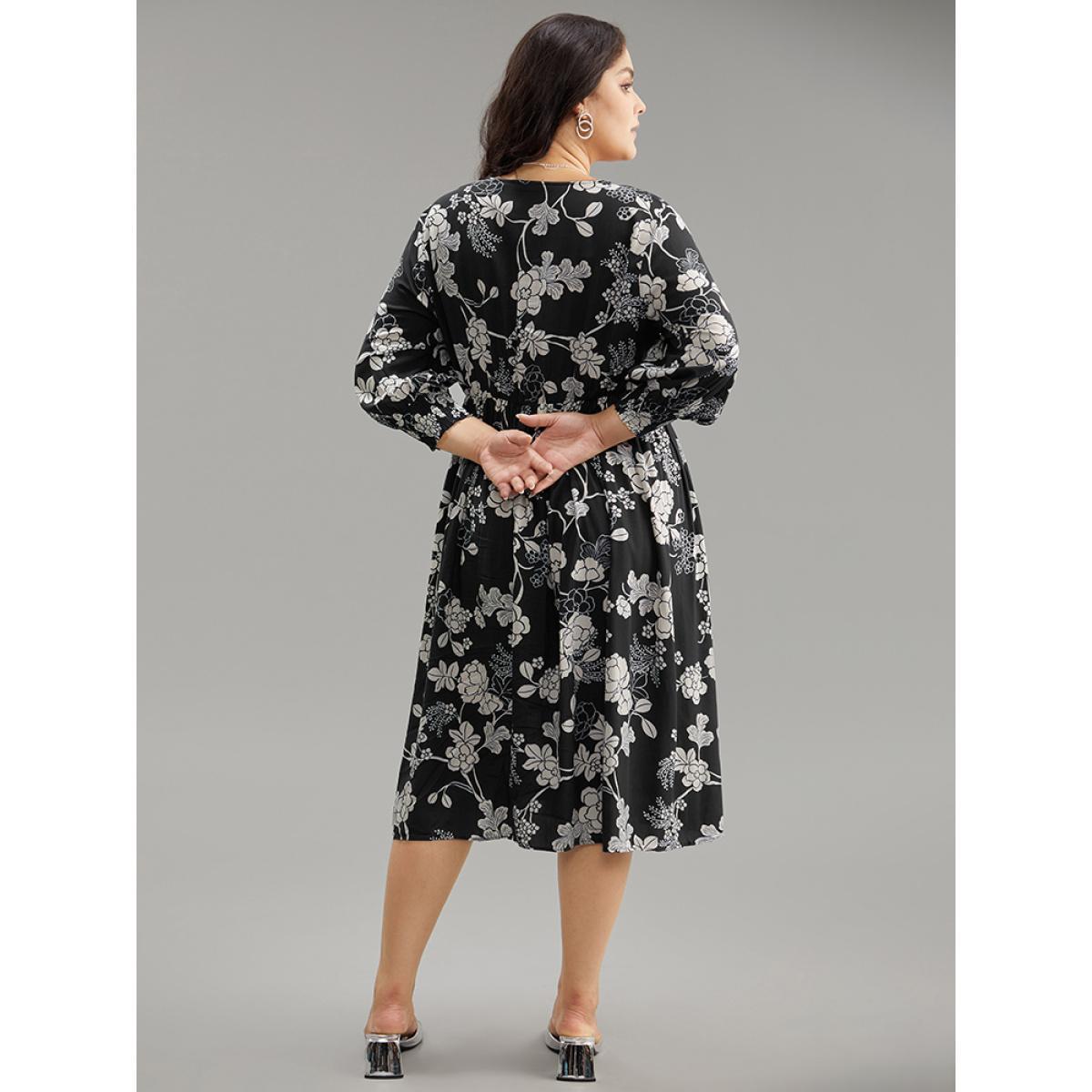 Plus Size Supersoft Essentials Silhouette Floral Print Pocket Dress BlackFlower Women Resort Gathered V-neck Elbow-length sleeve Curvy Midi Dress BloomChic 18-20/2X Product Image
