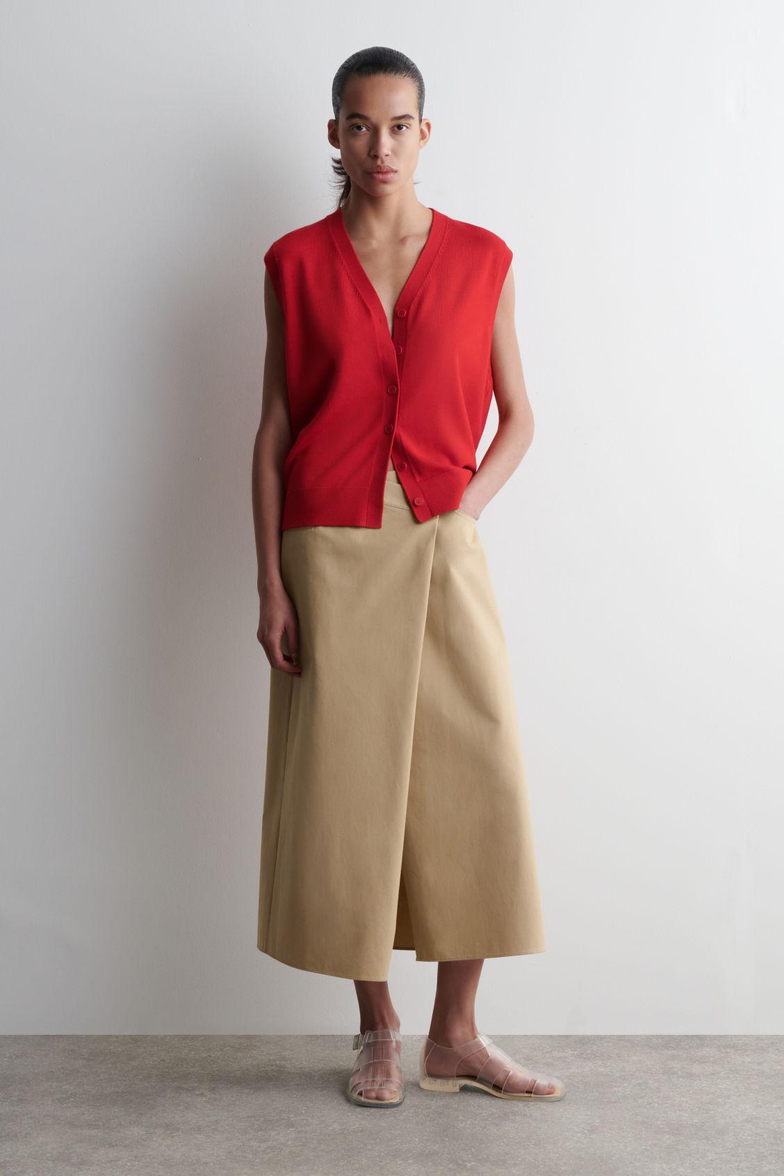 V-NECK MERINO WOOL VEST Product Image