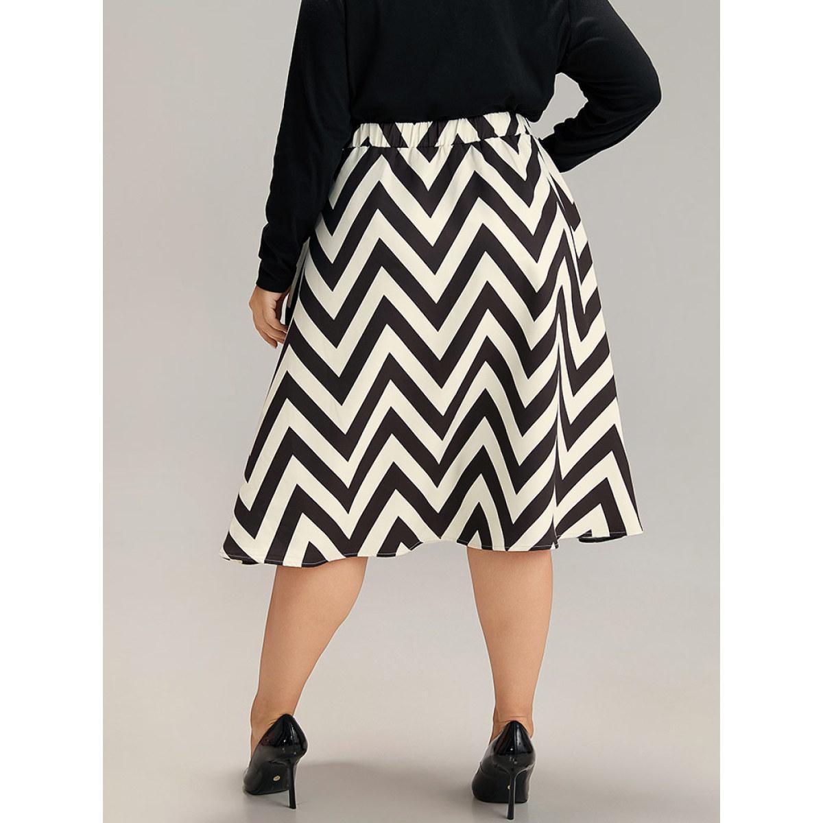 Plus Size Geometric Elastic Waist Pocket Cropped Skirt Women Beige Office Contrast No stretch Pocket Work Skirts BloomChic 30/6X Product Image