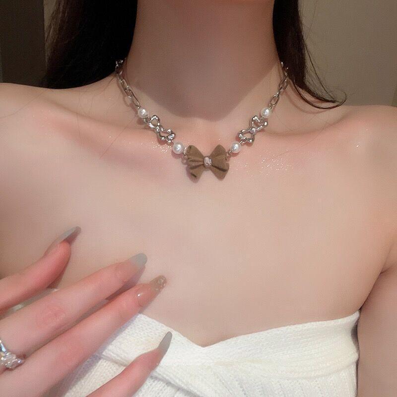 Bow Beaded Necklace Product Image