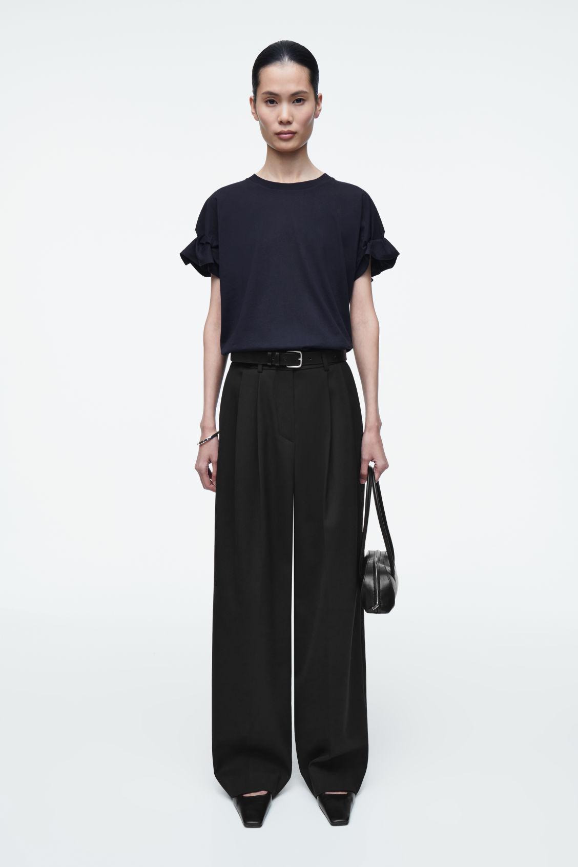 GATHERED-SLEEVE T-SHIRT Product Image