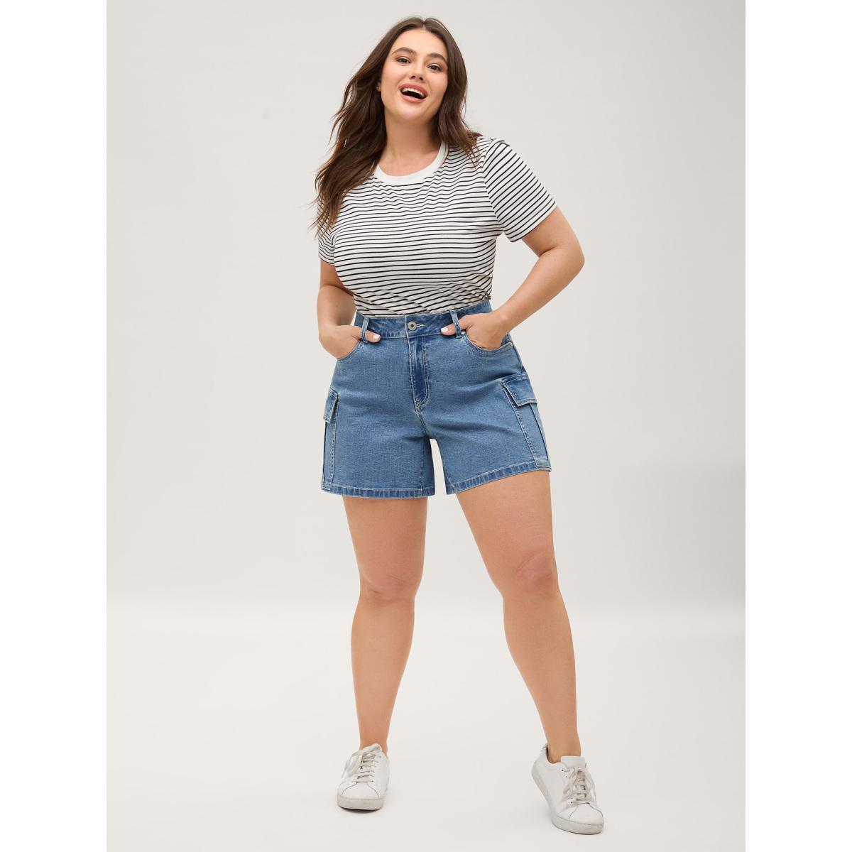 Plus Size Side Pockets Wide-Leg Denim Shorts Women Midblue High stretch Everyday-Casual Slanted pocket Denim Shorts BloomChic 16/1X Product Image
