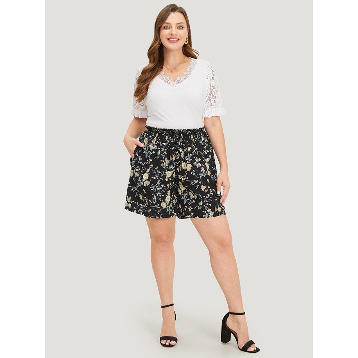 Plus Size Floral Knot Shirred Pocket Paperbag Waist Shorts Women BlackFlower Elegant Knotted Dailywear Shorts BloomChic 28/5X Product Image