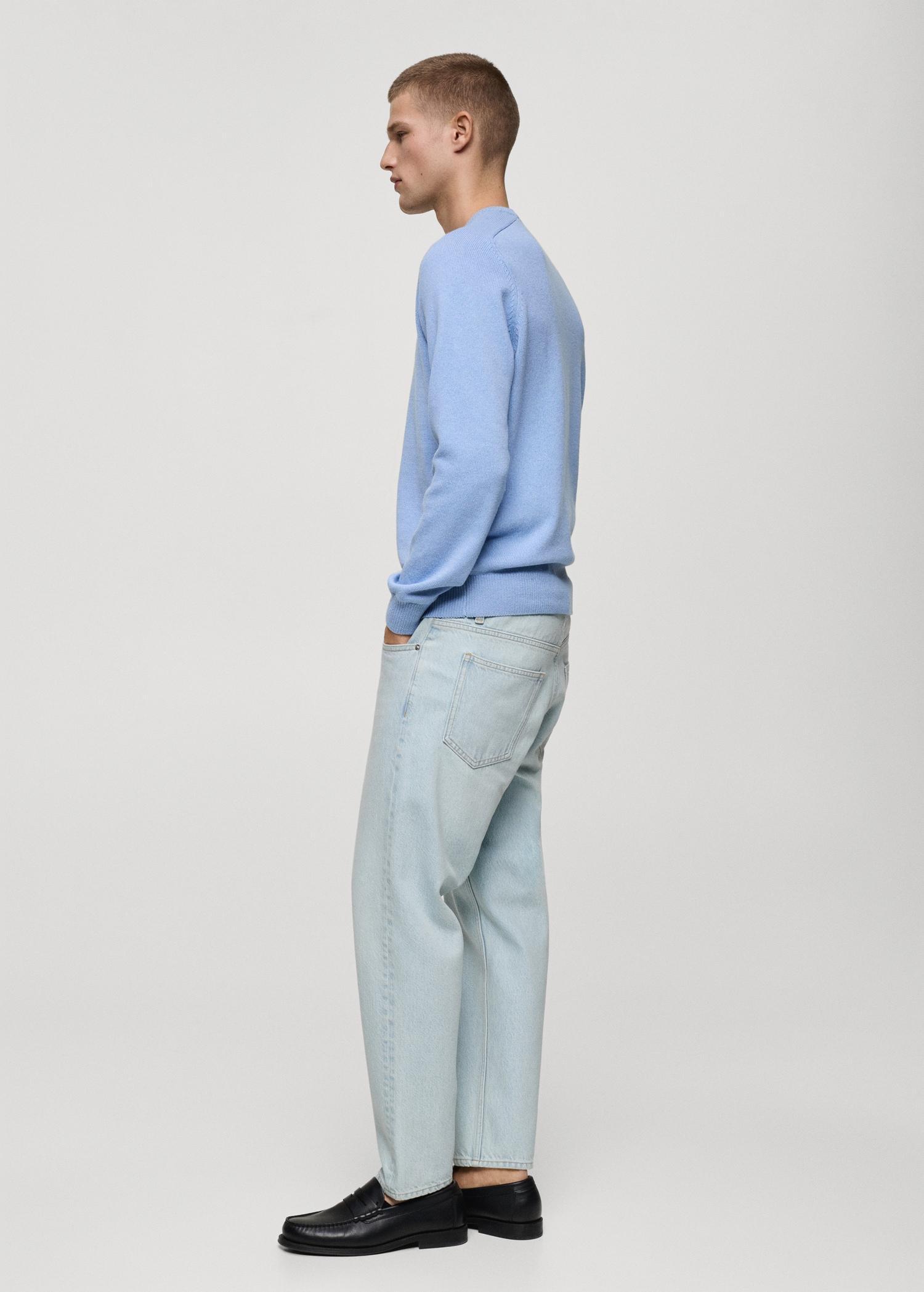 Cropped carrot-fit jeans - Men | MANGO USA Product Image