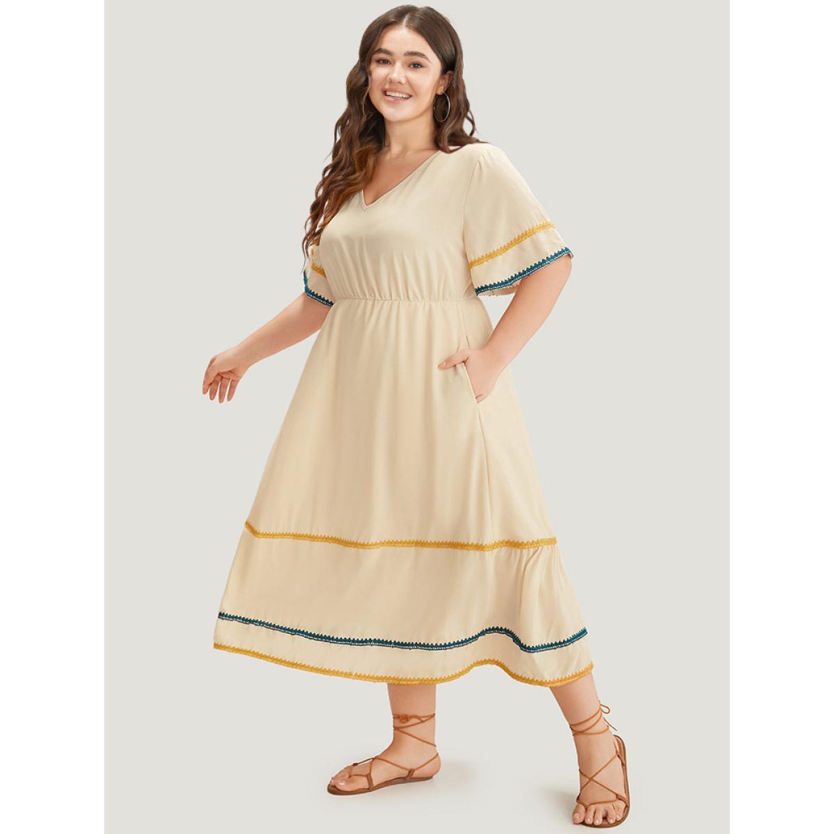 Plus Size Contrast Trim Pocket V Neck Gathered Dress Ivory Women Vacation Gathered V-neck Short sleeve Curvy Midi Dress BloomChic 10/M Product Image