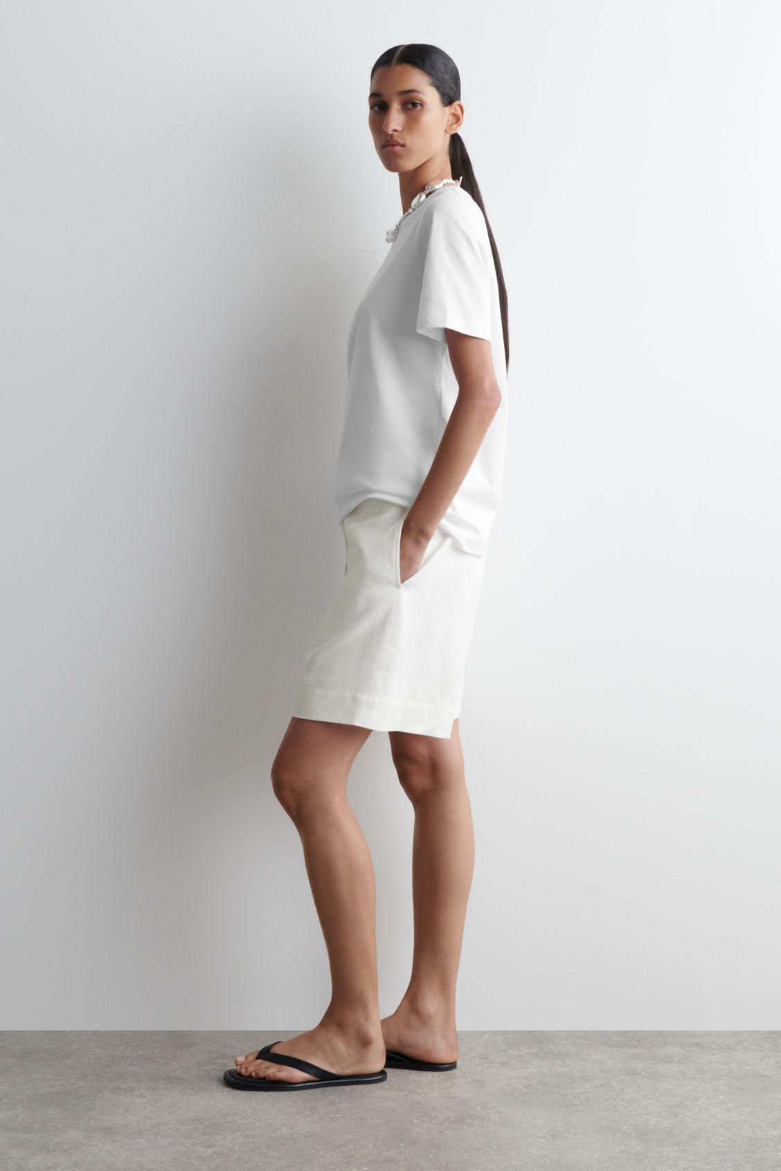 TAILORED ELASTICATED LINEN SHORTS Product Image
