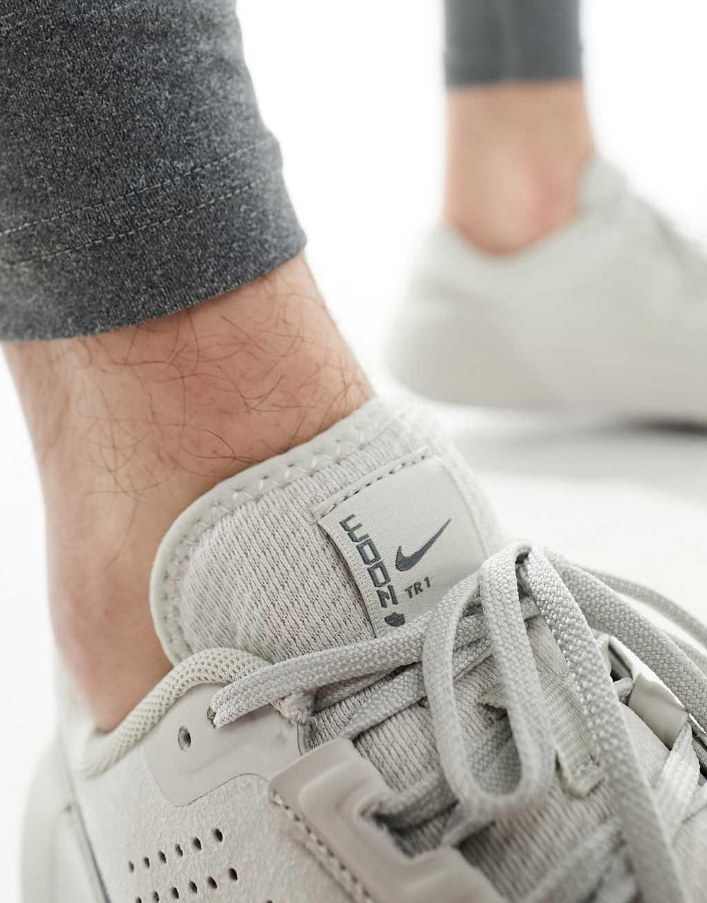 Nike Air Zoom TR 1 sneakers in gray Product Image