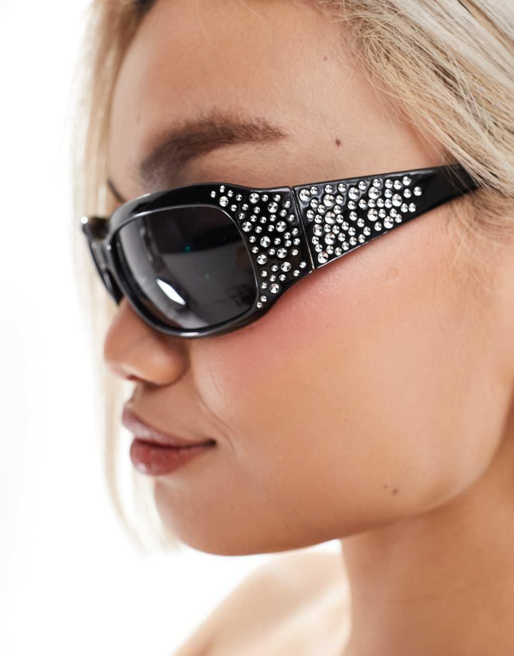 AIRE vesta diamante sunglasses in black Product Image