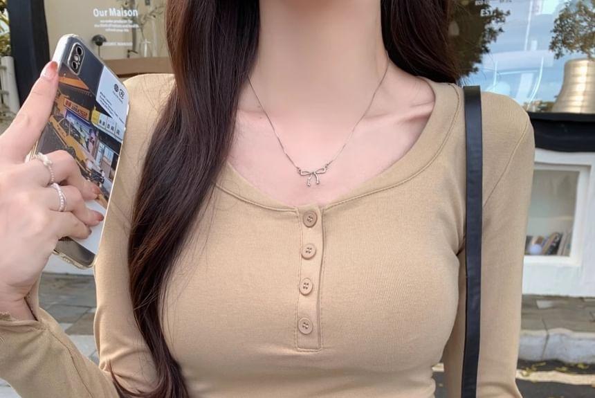Long-Sleeve Scoop Neck Plain Ruched Slim Fit Crop T-Shirt Product Image