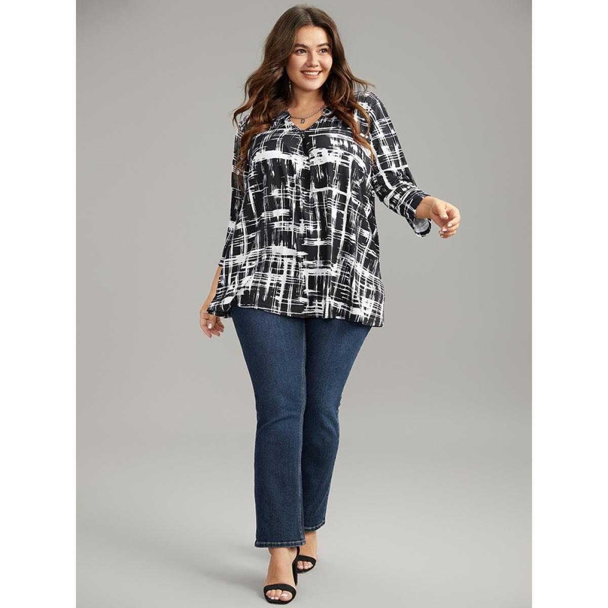 Plus Size Contrast Colorblock Notched Plicated T-shirt Black Women Elegant Contrast Colorblock Notched collar Dailywear T-shirts BloomChic 30/6X Product Image