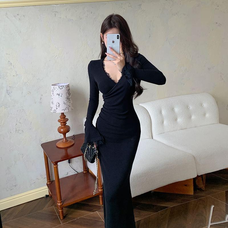 Long-Sleeve V-Neck Plain Lace Trim Ruched Maxi Mermaid Dress Product Image