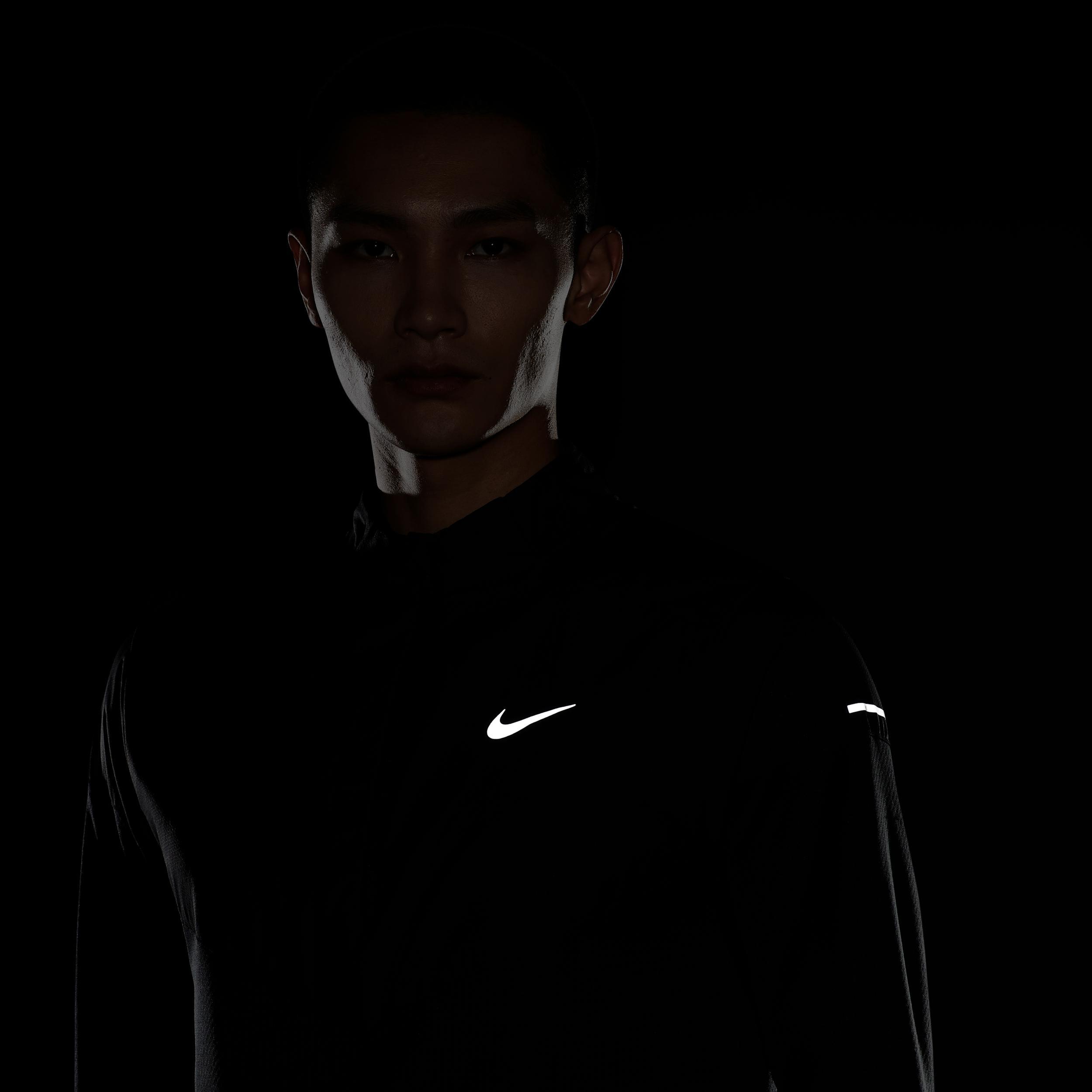 Nike Sphere Element Men's Therma-FIT Water-Repellent 1/2-Zip Running Top Product Image