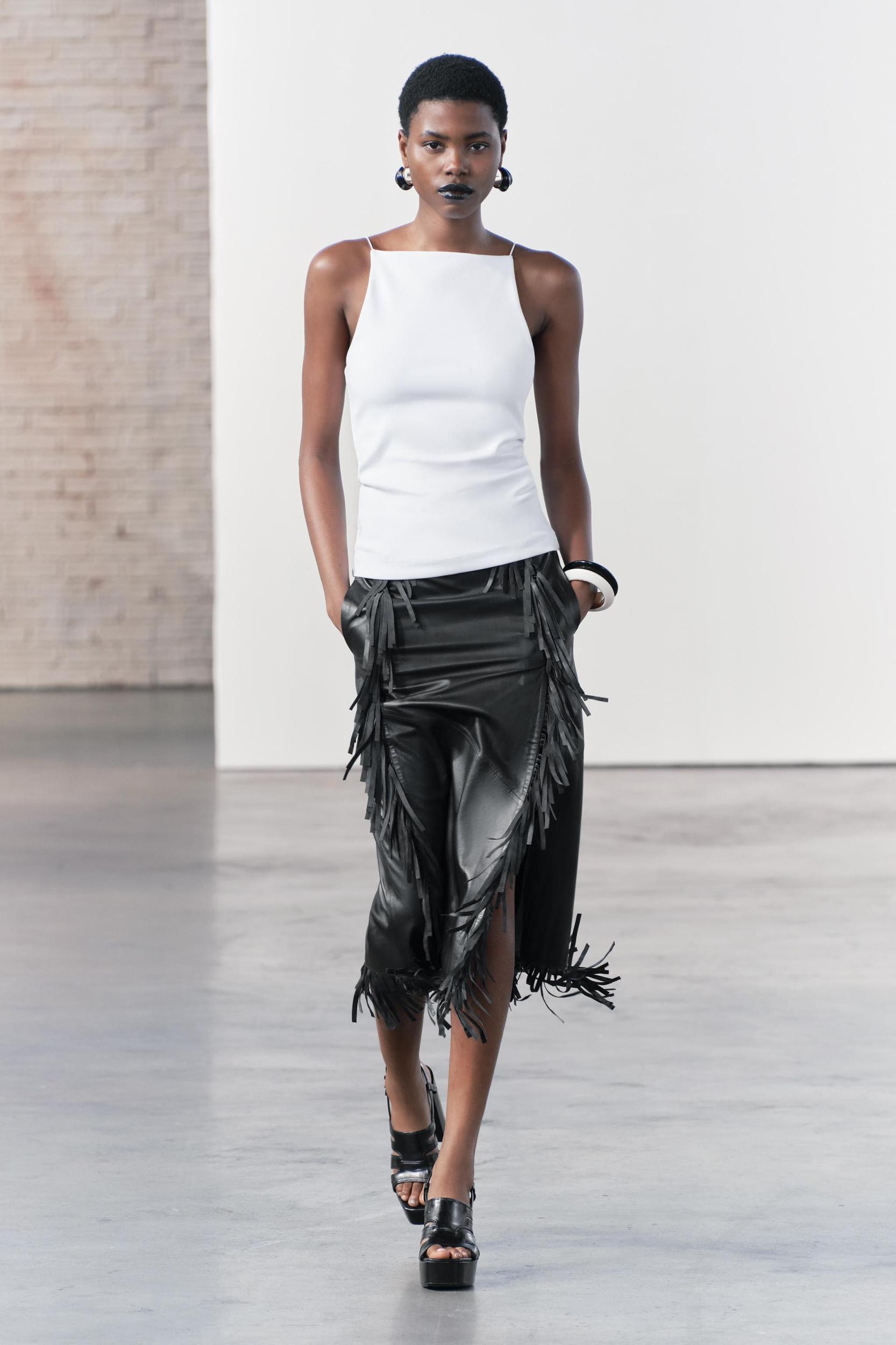 HALTER TOP Product Image