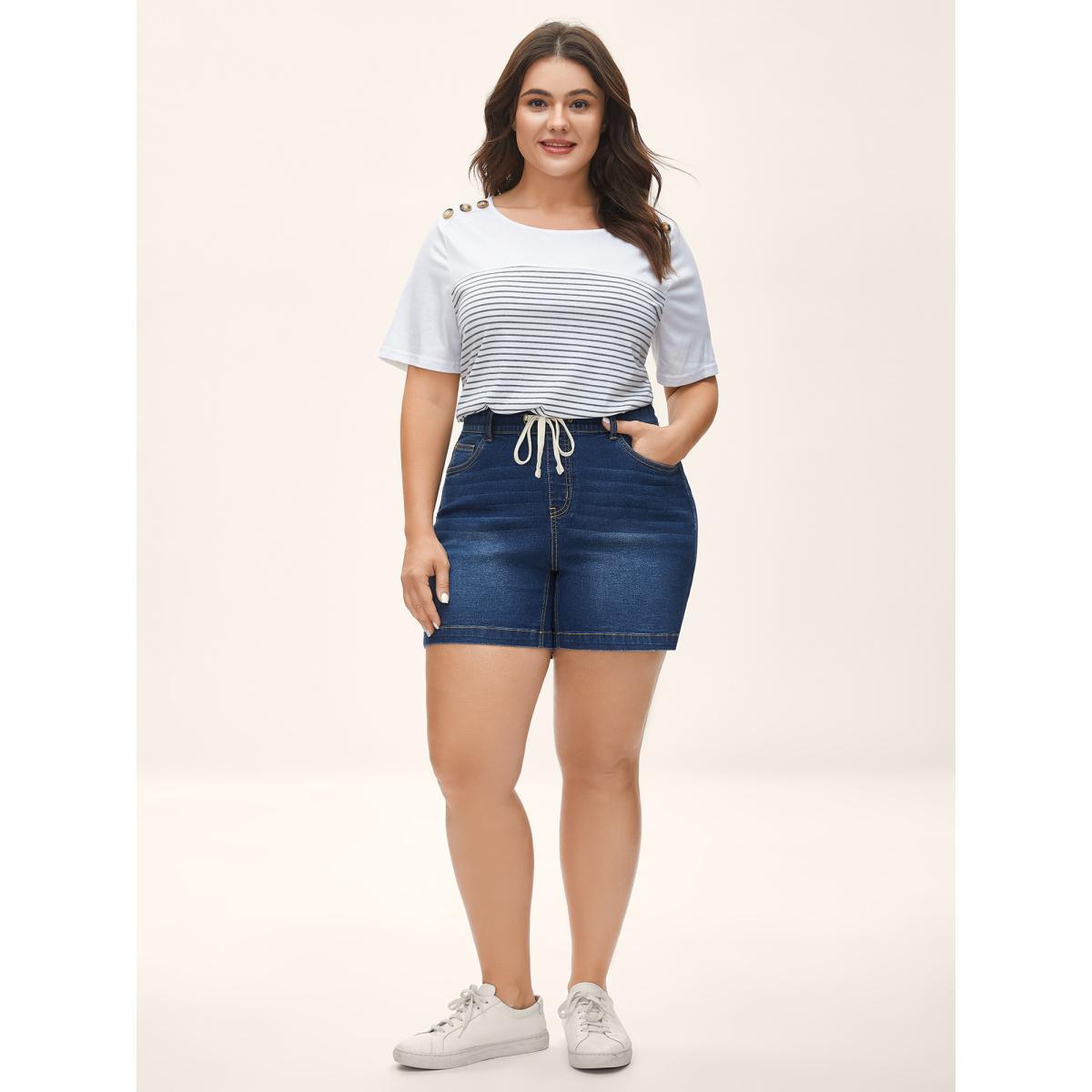 Plus Size Pull-On Relaxed Fit Denim Shorts Women Denimindigo Medium stretch Everyday-Casual Slanted pocket Casual Denim Shorts BloomChic 30/6X Product Image