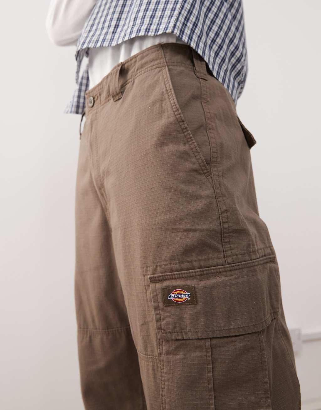 Dickies carpenter pants in brown Product Image