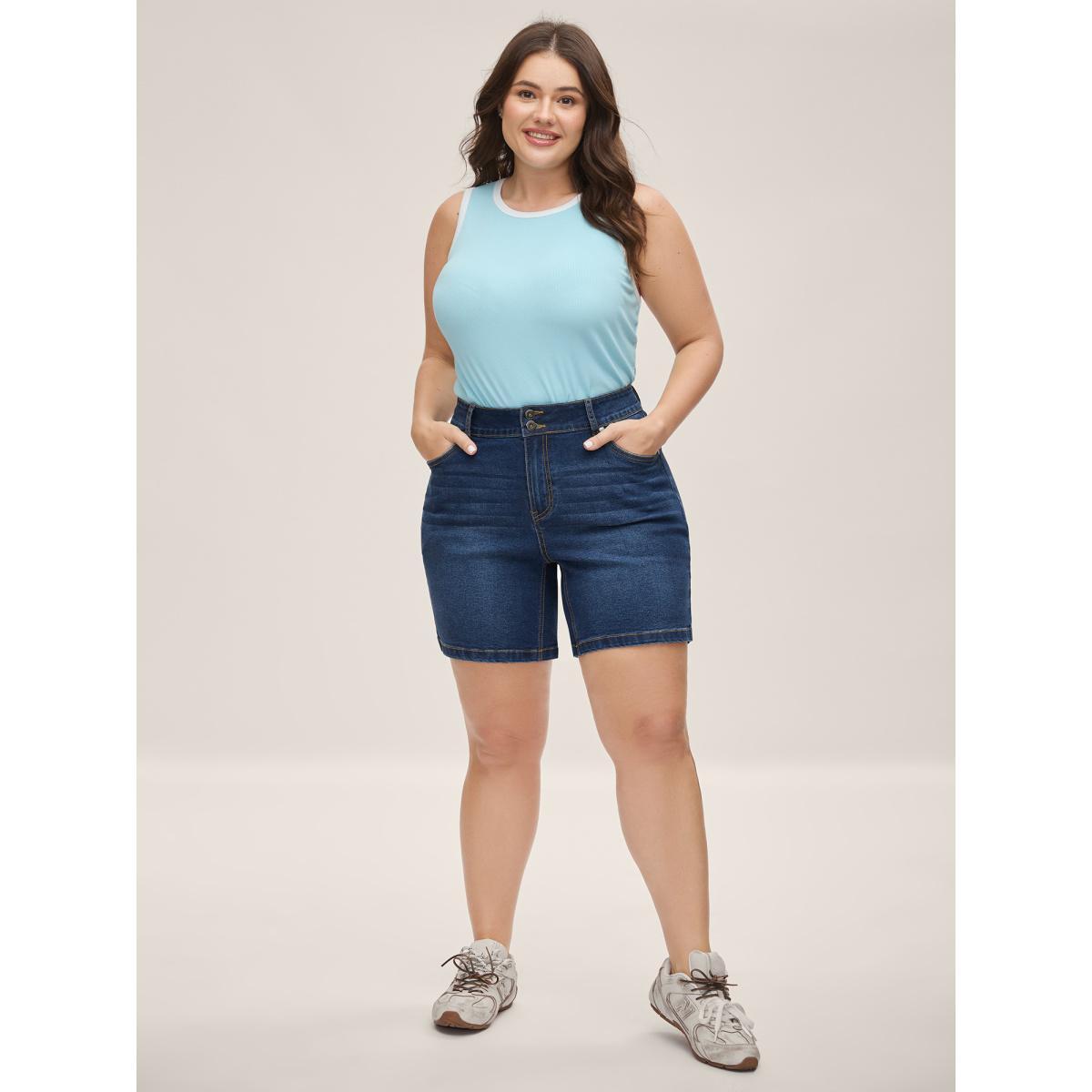 Plus Size Classic Straight-Leg Denim Shorts Women Midblue Medium stretch Everyday-Casual Slanted pocket Denim Shorts BloomChic 20/2X Product Image