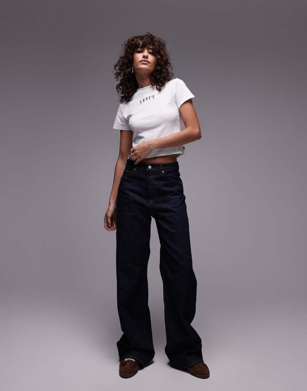 Levi's sporty central logo t-shirt in white  Product Image