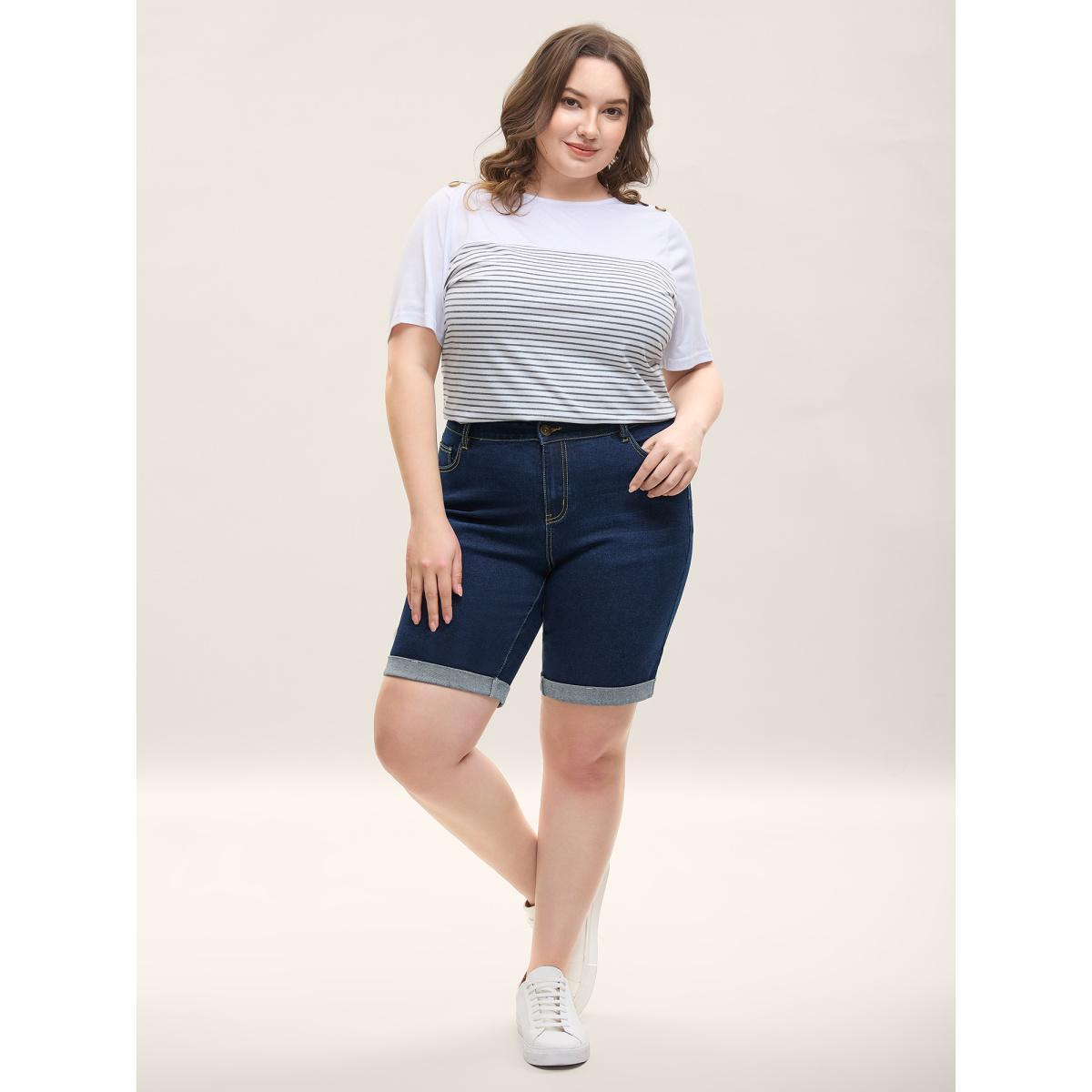 Plus Size Stretchy Skinny-Fit Classic Denim Shorts Women Midblue Medium stretch Everyday-Casual Slanted pocket Denim Shorts BloomChic 22/3X Product Image