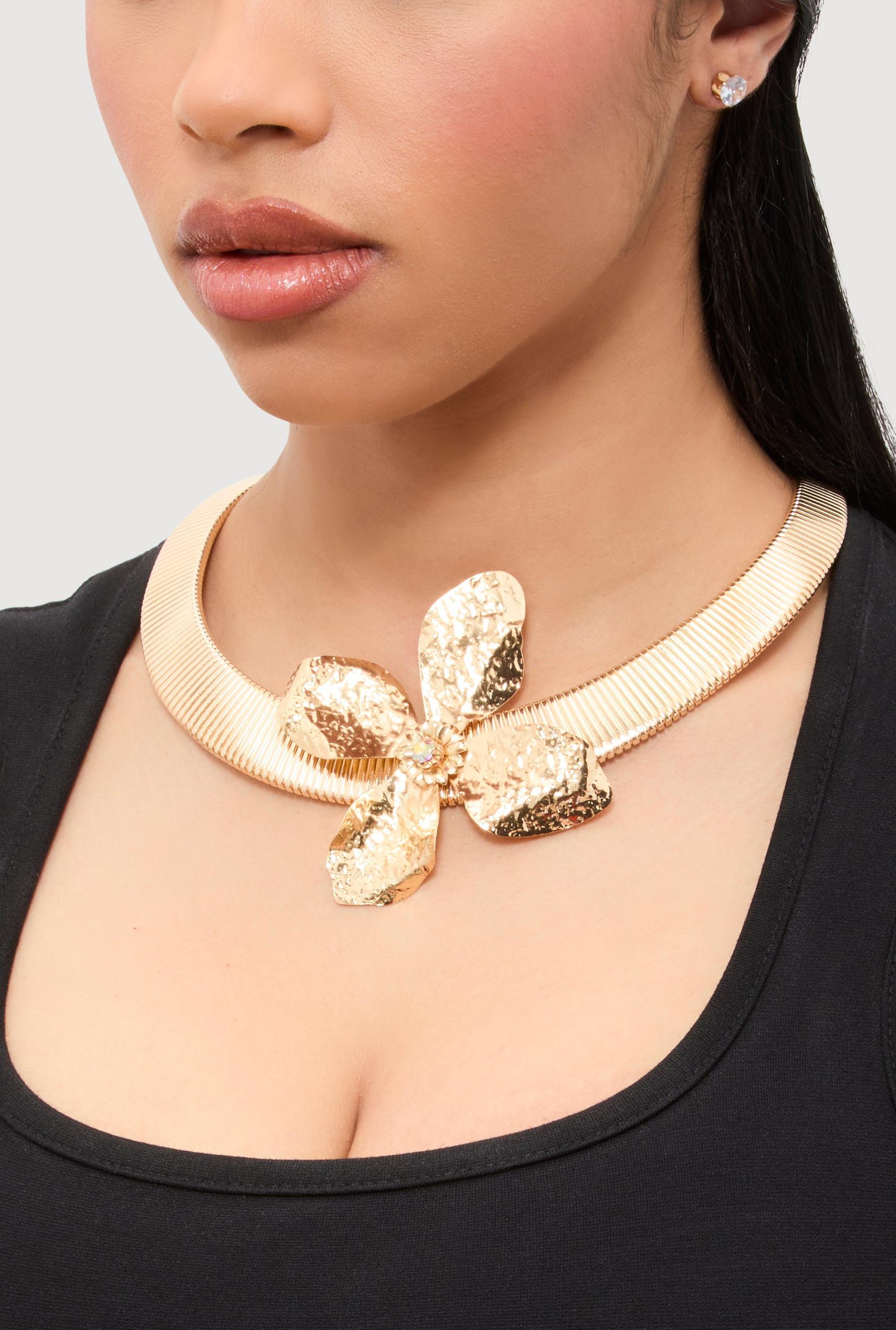 Textured Flower Pendant Necklace with Stud Earrings Female Product Image