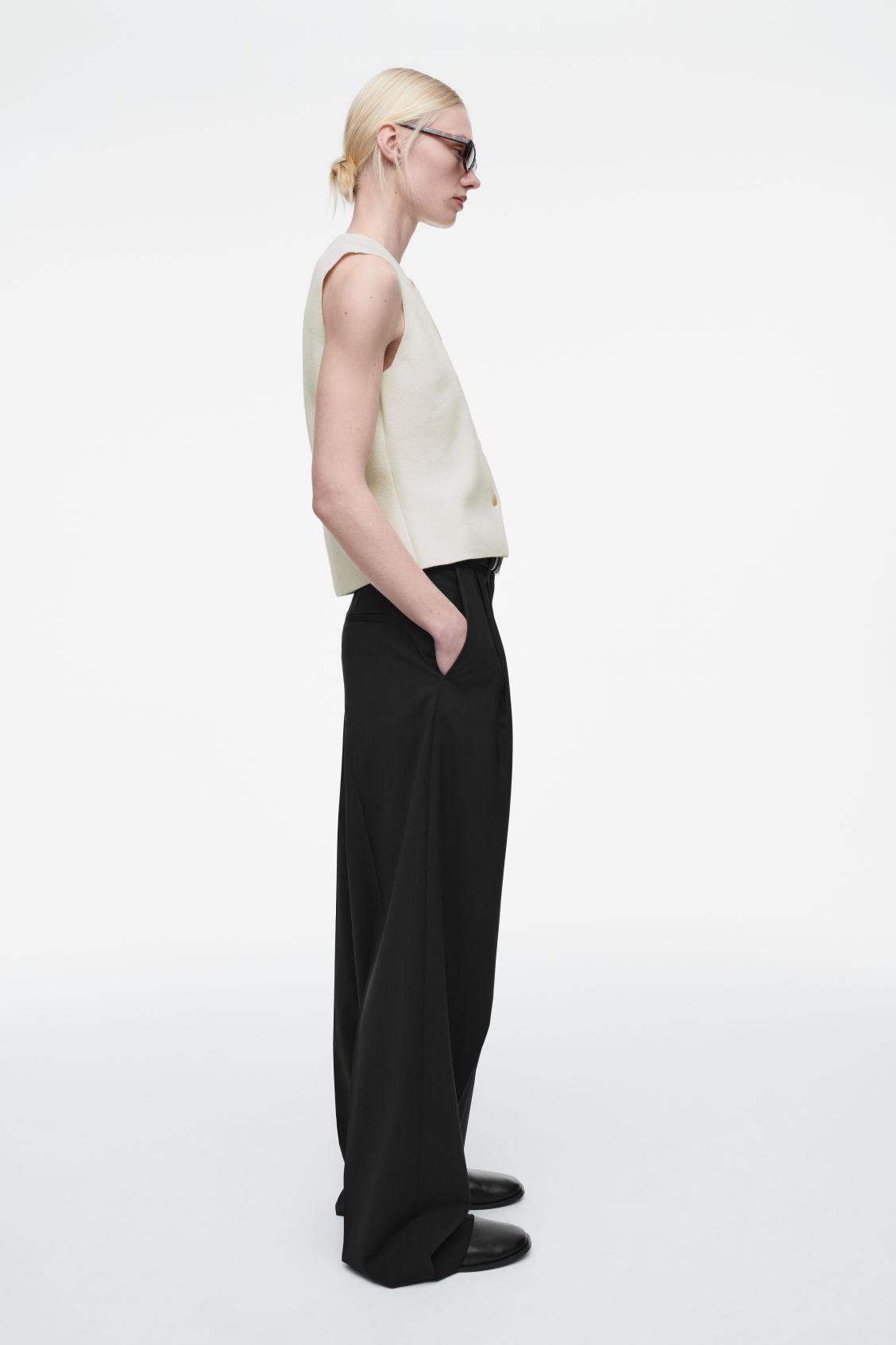 KNITTED COTTON VEST Product Image