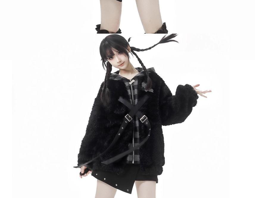 V-Neck Numbering Applique Buckled Fluffy Sweatshirt Product Image