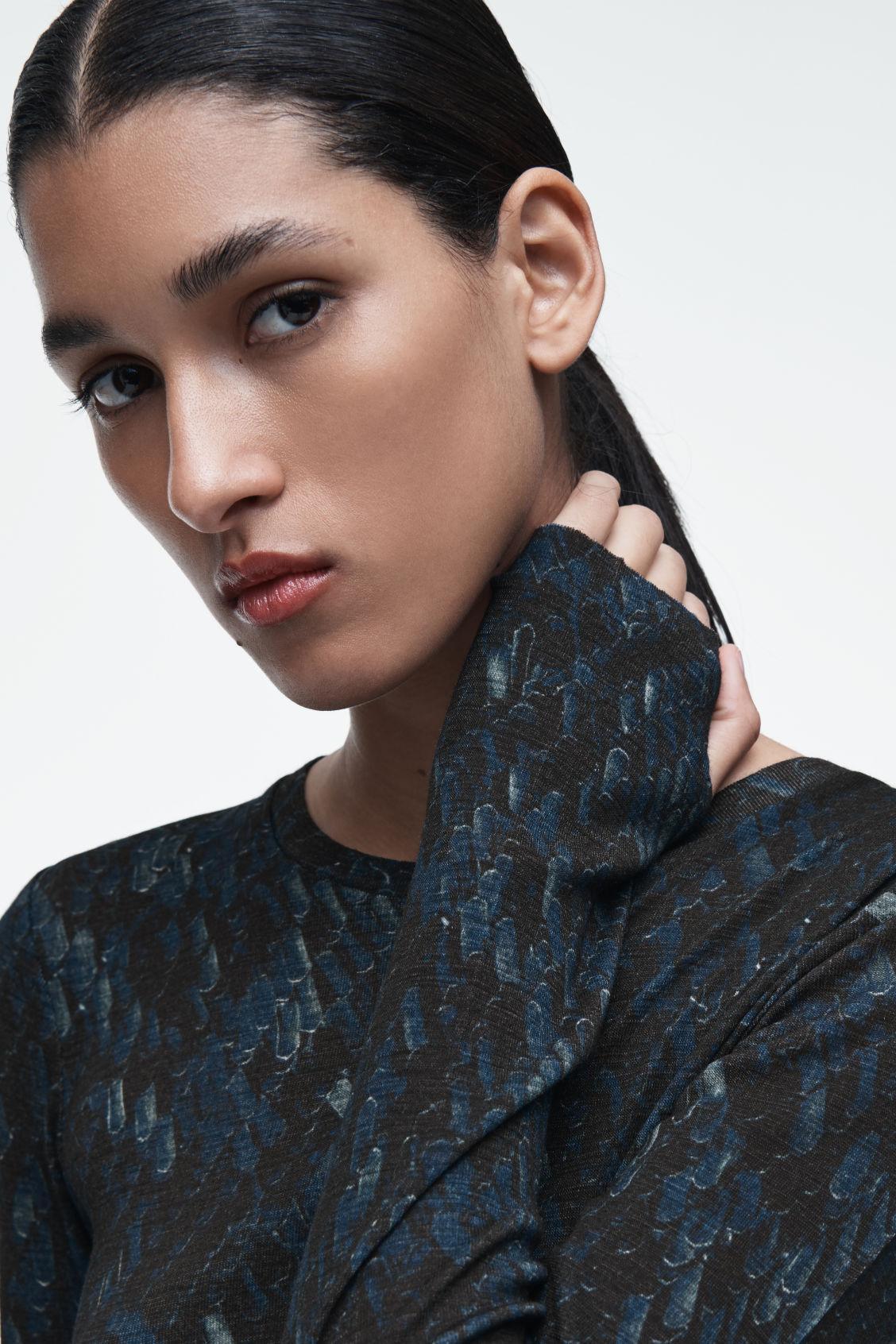 CREW-NECK MERINO WOOL TOP Product Image