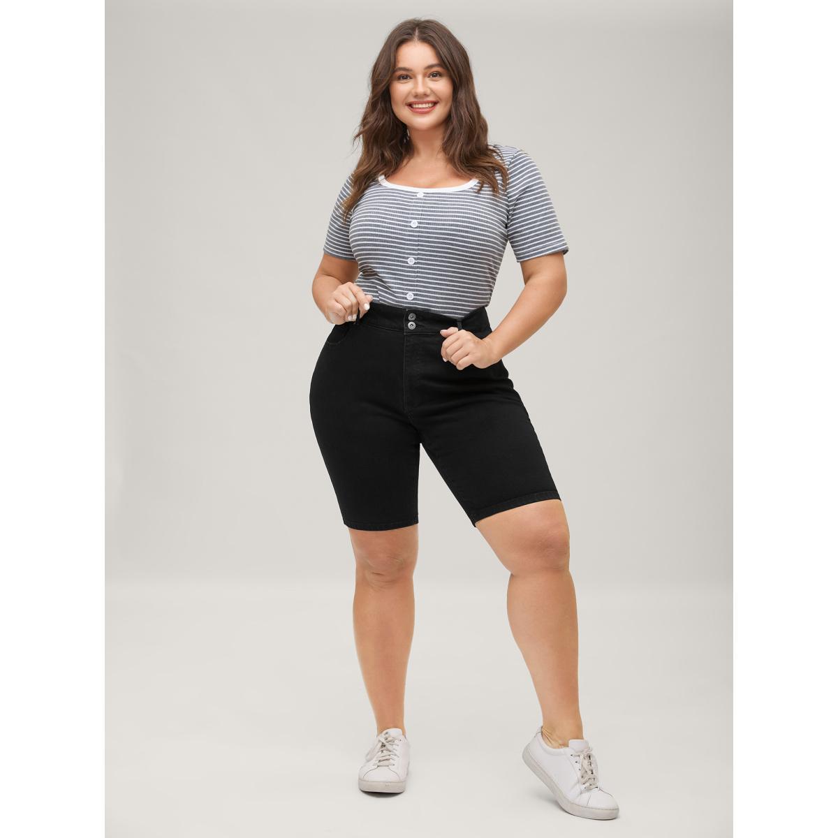 Plus Size Classic Skinny-Fit Denim Shorts Women Denimblack Medium stretch Everyday-Casual Slanted pocket Denim Shorts BloomChic 18/2X Product Image
