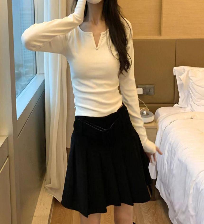 Long-Sleeve Notched Plain T-Shirt Product Image