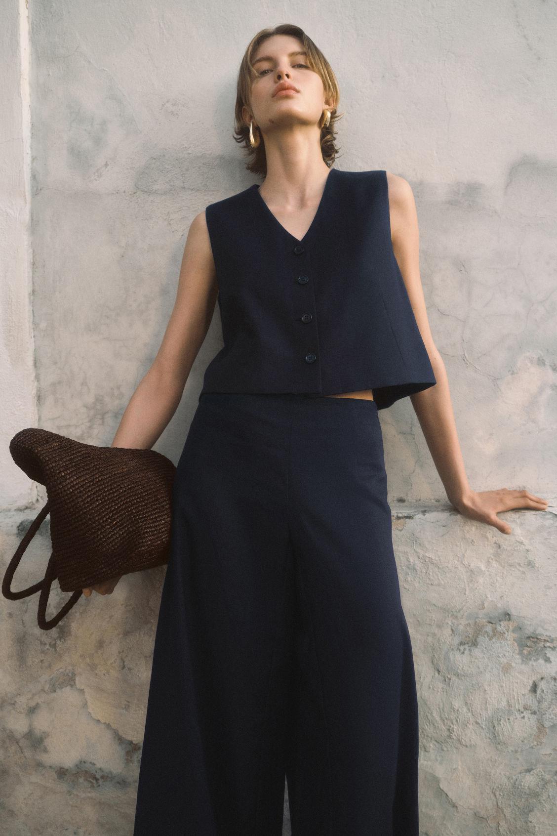CROPPED LINEN WAISTCOAT Product Image