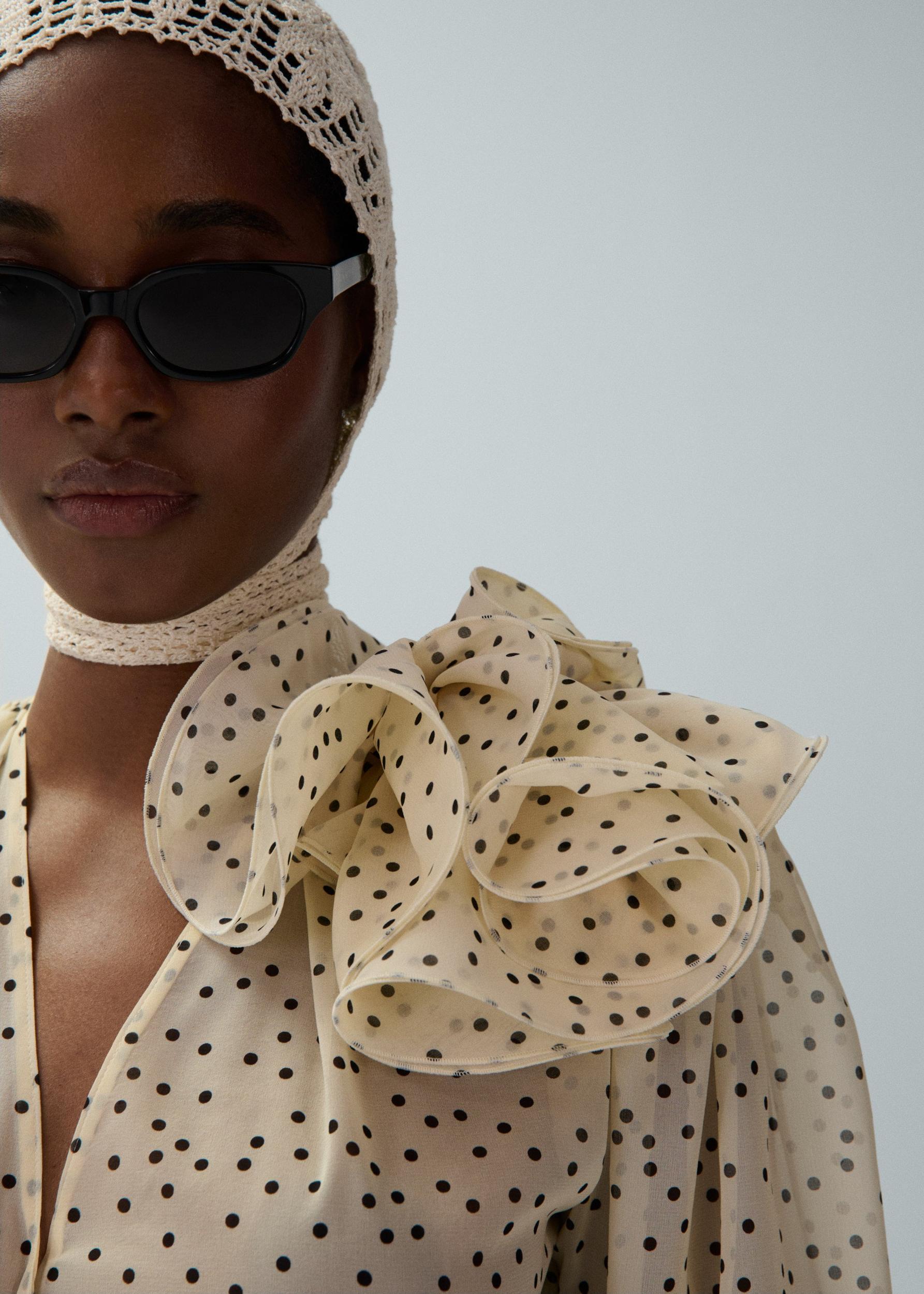 Flower blouse in cream polka dots Product Image