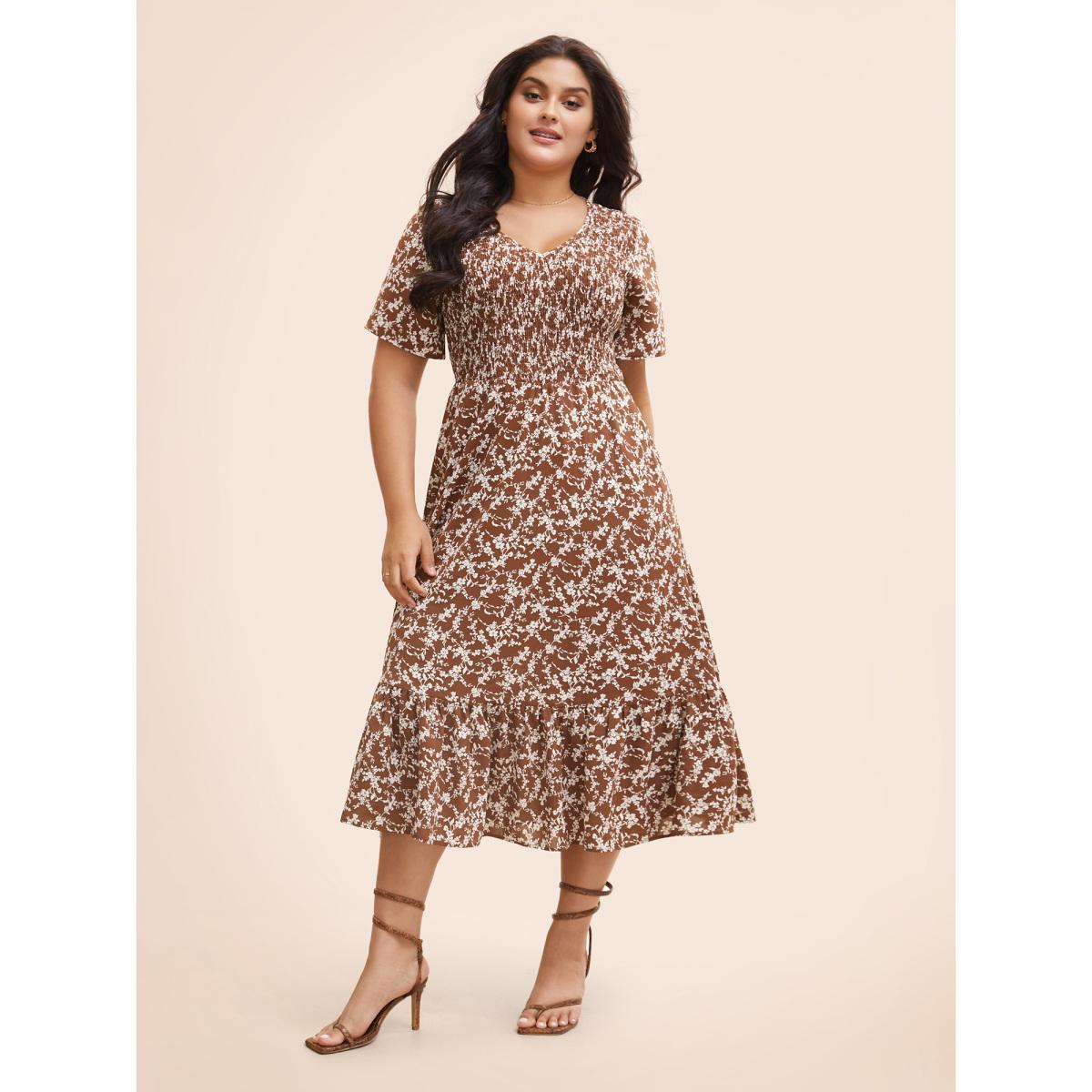 Plus Size Ditsy Floral Shirred Ruffle Hem Dress Browncoffeecolor Women Elegant Shirred V-neck Short sleeve Curvy BloomChic 12/L Product Image