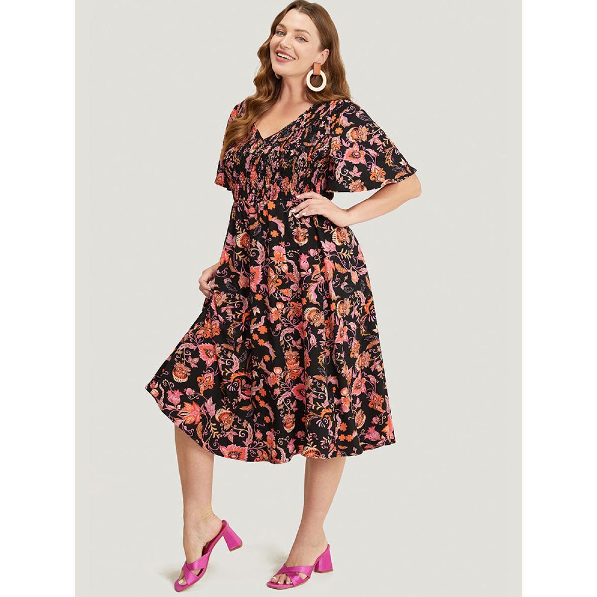 Plus Size Bandana Print Pocket Shirred V Neck Ruffle Hem Dress Black Women Vacation Pocket V-neck Short sleeve Curvy Midi Dress BloomChic 30/6X Product Image