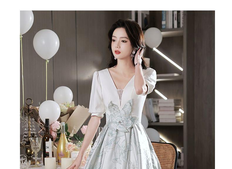 Short-Sleeve V-Neck Floral Applique A-Line Evening Gown Product Image